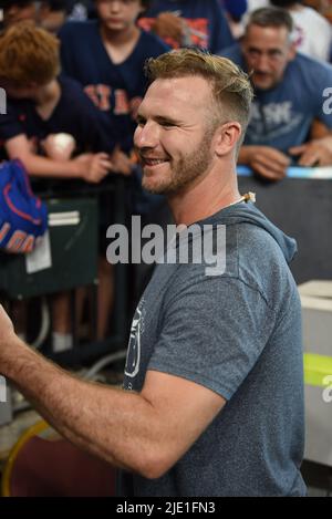 New York Mets ernannte Hitter Pete Alonso (20) meldet sich für Fans beim MLB-Spiel zwischen den Houston Astros und den New York Mets am Dienstag, den 21. Juni, Stockfoto