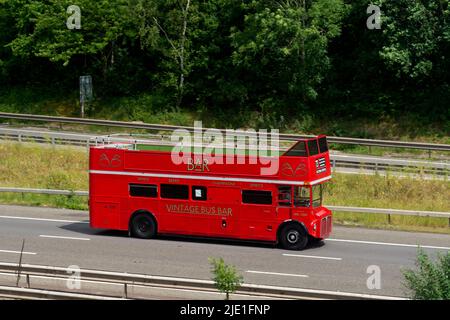 Offener Routemaster-Bus, Vintage Bus Bar, an der Autobahn M40, Warwickshire, Großbritannien Stockfoto