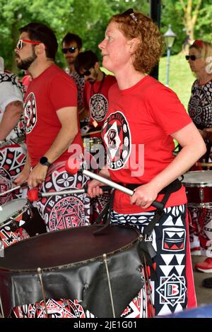 Frau in Batala Trommingband, die im Outdoor-Bandstand, Bristol, Großbritannien, auftrat Stockfoto