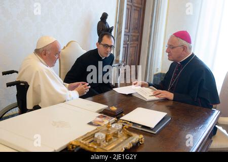 Vatikan, Vatikan. 24.. Juni 2022. Italien, Rom, Vatikan, 22/06/24 Papst Franziskus empfing in Audienz S.E. Msgr. Heinrich Timmerevers, Bischof von Dresden-Meißen (Bundesrepublik Deutschland) im Vatikan. Foto von Vatican Media/Catholic Press Photo. BESCHRÄNKT AUF REDAKTIONELLE VERWENDUNG - KEIN MARKETING - KEINE WERBEKAMPAGNEN Kredit: Unabhängige Fotoagentur/Alamy Live News Stockfoto