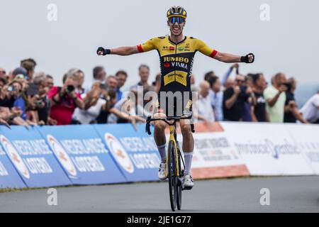 Drenthe, Niederlande. 24.. Juni 2022. EMMEN - der Radsportler Pascal Eenkhoorn gewinnt die Nationalen Radmeisterschaften in Drenthe. ANP BAS CZERWINSKIA Credit: ANP/Alamy Live News Stockfoto