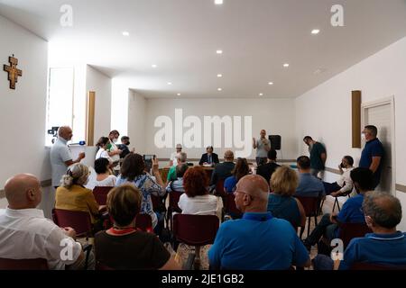 Neapel, Italien. 24.. Juni 2022. Präsentation des Gründungsdokuments des 'Komitees der Befreiung aus dem Gebiet der Camorra West' in der Kirche San Vitale di Fuorigrotta in Neapel. Kredit: Unabhängige Fotoagentur/Alamy Live Nachrichten Stockfoto