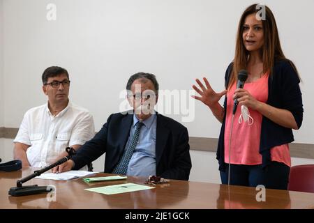 Neapel, Italien. 24.. Juni 2022. Präsentation des Gründungsdokuments des 'Komitees der Befreiung aus dem Gebiet der Camorra West' in der Kirche San Vitale di Fuorigrotta in Neapel. Kredit: Unabhängige Fotoagentur/Alamy Live Nachrichten Stockfoto