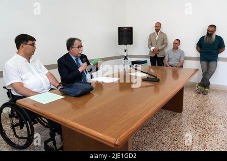 Neapel, Italien. 24.. Juni 2022. Präsentation des Gründungsdokuments des 'Komitees der Befreiung aus dem Gebiet der Camorra West' in der Kirche San Vitale di Fuorigrotta in Neapel. Kredit: Unabhängige Fotoagentur/Alamy Live Nachrichten Stockfoto