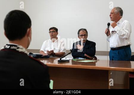 Neapel, Italien. 24.. Juni 2022. Präsentation des Gründungsdokuments des 'Komitees der Befreiung aus dem Gebiet der Camorra West' in der Kirche San Vitale di Fuorigrotta in Neapel. Kredit: Unabhängige Fotoagentur/Alamy Live Nachrichten Stockfoto