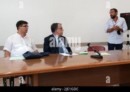 Neapel, Italien. 24.. Juni 2022. Präsentation des Gründungsdokuments des 'Komitees der Befreiung aus dem Gebiet der Camorra West' in der Kirche San Vitale di Fuorigrotta in Neapel. Kredit: Unabhängige Fotoagentur/Alamy Live Nachrichten Stockfoto