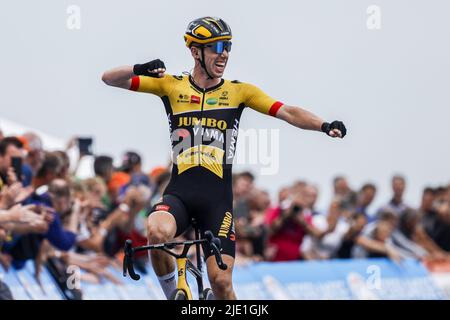 Drenthe, Niederlande. 24.. Juni 2022. EMMEN - der Radsportler Pascal Eenkhoorn gewinnt die Nationalen Radmeisterschaften in Drenthe. ANP BAS CZERWINSKIA Credit: ANP/Alamy Live News Stockfoto