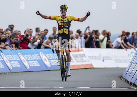 Drenthe, Niederlande. 24.. Juni 2022. EMMEN - der Radsportler Pascal Eenkhoorn gewinnt die Nationalen Radmeisterschaften in Drenthe. ANP BAS CZERWINSKIA Credit: ANP/Alamy Live News Stockfoto