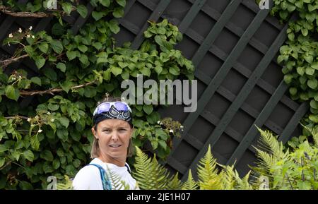 London, Großbritannien. 24.. Juni 2022. Die Belgierin Kirsten Flipkens, aufgenommen bei einem Training vor dem Wimbledon Grand Slam Tennisturnier 2022 im All England Tennis Club, im Südwesten Londons, Großbritannien, Freitag, 24. Juni 2022. BELGA FOTO BENOIT DOPPAGNE Kredit: Belga Nachrichtenagentur/Alamy Live News Stockfoto