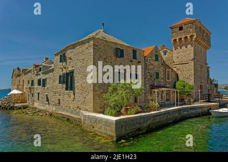 Die Burg Gomilica bei Kastela zwischen Split und Trogir in der mitteldalmatinischen Region Kroatiens. Es war als Braavos in der „Game of Thrones“-Serie zu sehen Stockfoto