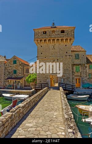 Die Burg Gomilica bei Kastela zwischen Split und Trogir in der mitteldalmatinischen Region Kroatiens. Es war als Braavos in der „Game of Thrones“-Serie zu sehen Stockfoto