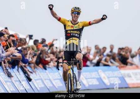 Drenthe, Niederlande. 24.. Juni 2022. EMMEN - der Radsportler Pascal Eenkhoorn gewinnt die Nationalen Radmeisterschaften in Drenthe. ANP BAS CZERWINSKIA Credit: ANP/Alamy Live News Stockfoto