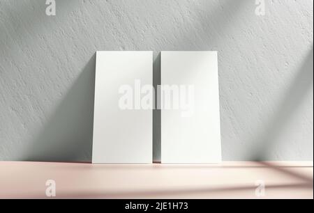 Zwei vertikale Flyer mockup leeres Papier an einer Wand für Design-Präsentation lehnt. Weiße leere Faltblatt-Vorlage mit Schatten auf dem Hintergrund in 3D Abb. Stockfoto