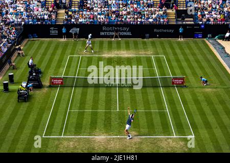 Jack Draper dient während seines Halbfinalmatches gegen Maxime Cressy am siebten Tag des Rothesay International Eastbourne im Devonshire Park, Eastbourne, auf dem Mittelfeld. Bilddatum: Freitag, 24. Juni 2022. Stockfoto