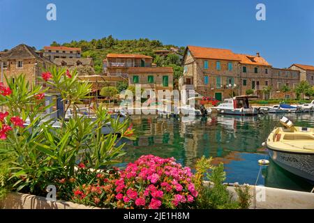Binnenhafen im Dorf Stomorska auf der Insel Solta, Kroatien. Stockfoto