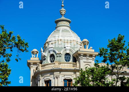 Eines der vielen reich verzierten und schönen Gebäude in Valencia in Spanien Stockfoto