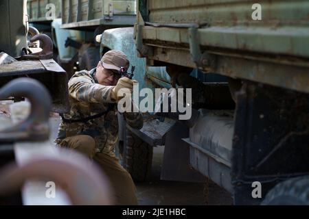 Defensive Taktik Shooter Kurs, Mann mit einer Waffe in Militäruniform. Taktischer Trainingskurs junger Mann. Outdoor-Aufnahmebereich. Privater militärischer Auftragnehmer bei taktischem Schulungskurs. Stockfoto