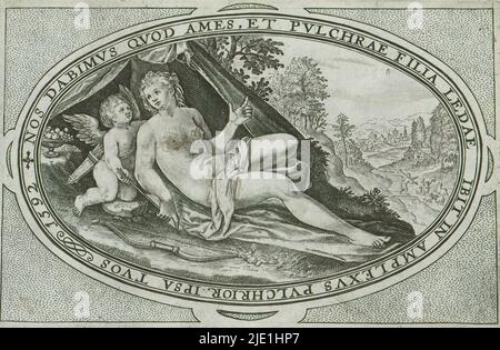 Venus, Götter und Göttinnen beteiligt an der Beurteilung von Paris (Serientitel), Landschaft mit Venus und ihrem Begleiter Amor. Im Rahmen ein Randschriftzug in lateinischer Sprache, der auf die Rolle der Venus im Urteil von Paris verweist. Sie ist eine der drei Göttinnen, die Paris richten sollten. Sie versprach, Paris mit der Liebe jeder Frau zu belohnen, die er wählte. Dieser Druck ist Teil eines Albums., Druckerei: Crispijn van de Passe (I), Köln, 1592 und/oder 1635 - 1660, Papier, Gravur, Höhe 94 mm × Breite 142 mm Stockfoto