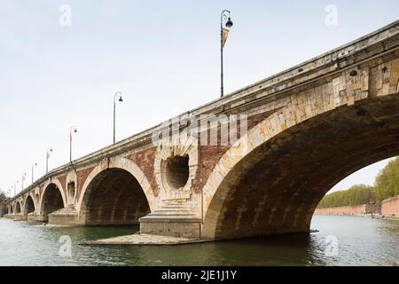 Die Pont Neuf oder New Bridge, Toulouse, Frankreich, eine Renaissance-Brücke über den Fluss Garonne, erbaut im Jahr 1600s. Stockfoto