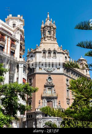 Eines der vielen reich verzierten und schönen Gebäude in Valencia in Spanien Stockfoto