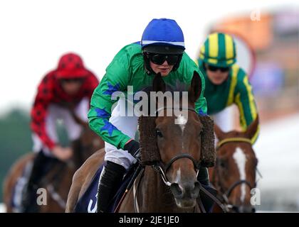 Just Hiss mit Thomas Easterby gewinnt das Sky Sports Racing Sky 415 Amateur Jockeys' Handicap am zweiten Tag des Northumberland Plate Festivals auf der Rennbahn von Newcastle. Bilddatum: Freitag, 24. Juni 2022. Stockfoto