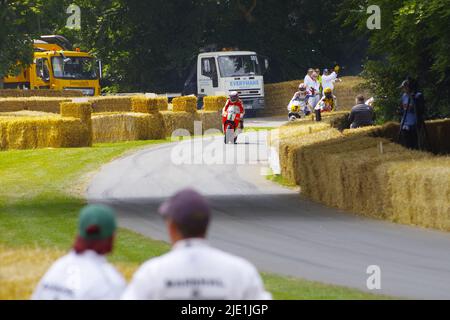 500 GP Legend Wayne Rainey war 30 Jahre nach seinem Karriereende auf seinem Yamaha YZR beim Goodwood Festival of Speed wieder dabei. Am 24. 2022. Juni wurde Wayne Rainey, der dreimal Weltmeister im Jahr 500cc, von anderen 500cc Grand prix-Größen, Mick Doohan, Kevin Schwantz und Kenny Roberts begleitet. Wayne Rainey, der den Hügel bei Goodwood hinauffuhr, winkte bei seiner YZR Yamaha 5oo jubelnden Menschenmassen zu. Die Besucher des Festivals konnten sich den Maschinen und Fahrern im Motorrad-Fahrerlager nähern. Mick Doohan und Kevin Schwantz waren zur Hand, um Autogramme zu schreiben. Stockfoto