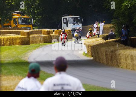 500 GP Legend Wayne Rainey war 30 Jahre nach seinem Karriereende auf seinem Yamaha YZR beim Goodwood Festival of Speed wieder dabei. Am 24. 2022. Juni wurde Wayne Rainey, der dreimal Weltmeister im Jahr 500cc, von anderen 500cc Grand prix-Größen, Mick Doohan, Kevin Schwantz und Kenny Roberts begleitet. Wayne Rainey, der den Hügel bei Goodwood hinauffuhr, winkte bei seiner YZR Yamaha 5oo jubelnden Menschenmassen zu. Die Besucher des Festivals konnten sich den Maschinen und Fahrern im Motorrad-Fahrerlager nähern. Mick Doohan und Kevin Schwantz waren zur Hand, um Autogramme zu schreiben. Stockfoto