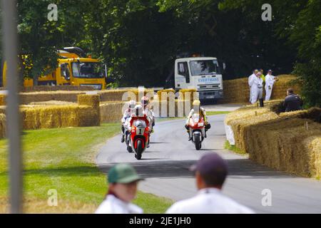 500 GP Legend Wayne Rainey war 30 Jahre nach seinem Karriereende auf seinem Yamaha YZR beim Goodwood Festival of Speed wieder dabei. Am 24. 2022. Juni wurde Wayne Rainey, der dreimal Weltmeister im Jahr 500cc, von anderen 500cc Grand prix-Größen, Mick Doohan, Kevin Schwantz und Kenny Roberts begleitet. Wayne Rainey, der den Hügel bei Goodwood hinauffuhr, winkte bei seiner YZR Yamaha 5oo jubelnden Menschenmassen zu. Die Besucher des Festivals konnten sich den Maschinen und Fahrern im Motorrad-Fahrerlager nähern. Mick Doohan und Kevin Schwantz waren zur Hand, um Autogramme zu schreiben. Stockfoto