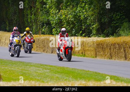 500 GP Legend Wayne Rainey war 30 Jahre nach seinem Karriereende auf seinem Yamaha YZR beim Goodwood Festival of Speed wieder dabei. Am 24. 2022. Juni wurde Wayne Rainey, der dreimal Weltmeister im Jahr 500cc, von anderen 500cc Grand prix-Größen, Mick Doohan, Kevin Schwantz und Kenny Roberts begleitet. Wayne Rainey, der den Hügel bei Goodwood hinauffuhr, winkte bei seiner YZR Yamaha 5oo jubelnden Menschenmassen zu. Die Besucher des Festivals konnten sich den Maschinen und Fahrern im Motorrad-Fahrerlager nähern. Mick Doohan und Kevin Schwantz waren zur Hand, um Autogramme zu schreiben. Stockfoto