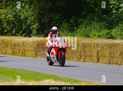 500 GP Legend Wayne Rainey war 30 Jahre nach seinem Karriereende auf seinem Yamaha YZR beim Goodwood Festival of Speed wieder dabei. Am 24. 2022. Juni wurde Wayne Rainey, der dreimal Weltmeister im Jahr 500cc, von anderen 500cc Grand prix-Größen, Mick Doohan, Kevin Schwantz und Kenny Roberts begleitet. Wayne Rainey, der den Hügel bei Goodwood hinauffuhr, winkte bei seiner YZR Yamaha 5oo jubelnden Menschenmassen zu. Die Besucher des Festivals konnten sich den Maschinen und Fahrern im Motorrad-Fahrerlager nähern. Mick Doohan und Kevin Schwantz waren zur Hand, um Autogramme zu schreiben. Stockfoto