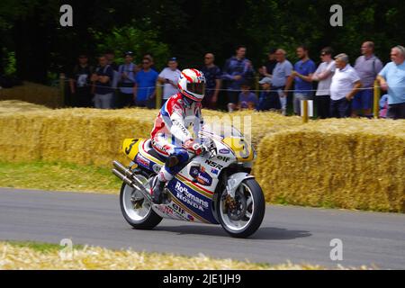 500 GP Legend Wayne Rainey war 30 Jahre nach seinem Karriereende auf seinem Yamaha YZR beim Goodwood Festival of Speed wieder dabei. Am 24. 2022. Juni wurde Wayne Rainey, der dreimal Weltmeister im Jahr 500cc, von anderen 500cc Grand prix-Größen, Mick Doohan, Kevin Schwantz und Kenny Roberts begleitet. Wayne Rainey, der den Hügel bei Goodwood hinauffuhr, winkte bei seiner YZR Yamaha 5oo jubelnden Menschenmassen zu. Die Besucher des Festivals konnten sich den Maschinen und Fahrern im Motorrad-Fahrerlager nähern. Mick Doohan und Kevin Schwantz waren zur Hand, um Autogramme zu schreiben. Stockfoto