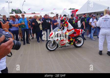 500 GP Legend Wayne Rainey war 30 Jahre nach seinem Karriereende auf seinem Yamaha YZR beim Goodwood Festival of Speed wieder dabei. Am 24. 2022. Juni wurde Wayne Rainey, der dreimal Weltmeister im Jahr 500cc, von anderen 500cc Grand prix-Größen, Mick Doohan, Kevin Schwantz und Kenny Roberts begleitet. Wayne Rainey, der den Hügel bei Goodwood hinauffuhr, winkte bei seiner YZR Yamaha 5oo jubelnden Menschenmassen zu. Die Besucher des Festivals konnten sich den Maschinen und Fahrern im Motorrad-Fahrerlager nähern. Mick Doohan und Kevin Schwantz waren zur Hand, um Autogramme zu schreiben. Stockfoto