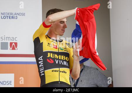 Drenthe, Niederlande. 24.. Juni 2022. EMMEN - der Radsportler Pascal Eenkhoorn gewinnt die Nationalen Radmeisterschaften in Drenthe. ANP BAS CZERWINSKIA Credit: ANP/Alamy Live News Stockfoto