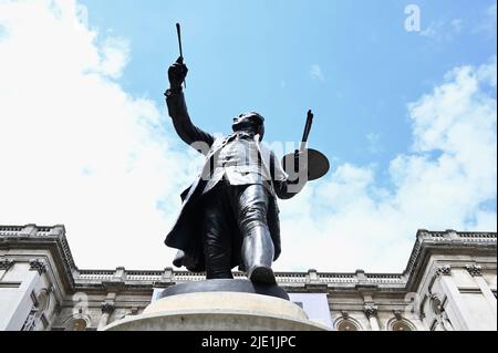 London, Großbritannien. Sir Joshua Reynolds, Annenberg Courtyard, die Sommerausstellung der Royal Academies ist nun geöffnet und läuft bis zum 21.. August 2022. Der Sommer im RA ist mit Farben in den Galerien, Getränken im Innenhof und Fahnen entlang Piccadilly gekennzeichnet. Kredit: michael melia/Alamy Live Nachrichten Stockfoto