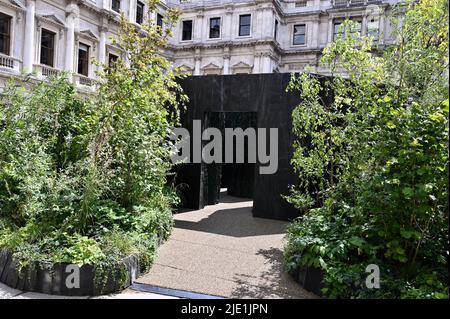 London, Großbritannien. Wet Labyrinth (with Spontanous Landscape) 2020-22 von Cristina Iglesias. Die Sommerausstellung der Royal Academies ist nun geöffnet und läuft bis zum 21.. August 2022. Der Sommer im RA ist mit Farben in den Galerien, Getränken im Innenhof und Fahnen entlang Piccadilly gekennzeichnet. Kredit: michael melia/Alamy Live Nachrichten Stockfoto