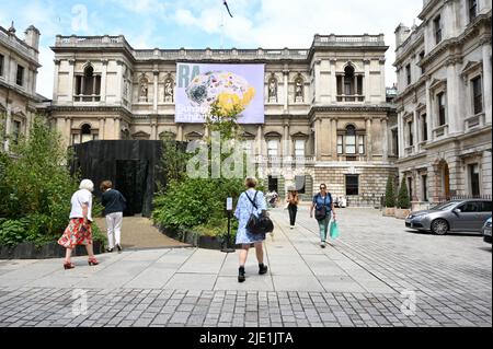 London, Großbritannien. Wet Labyrinth (with Spontanous Landscape) 2020-22 von Cristina Iglesias. Die Sommerausstellung der Royal Academies ist nun geöffnet und läuft bis zum 21.. August 2022. Der Sommer im RA ist mit Farben in den Galerien, Getränken im Innenhof und Fahnen entlang Piccadilly gekennzeichnet. Kredit: michael melia/Alamy Live Nachrichten Stockfoto