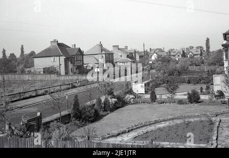 1940s, historisches Bild aus dieser Zeit, Blick über Woodford Rd, Bramhall, einem wohlhabenden Vorort von Stockport, Manchester, England, Großbritannien. Auf einer Auffahrt auf der rechten Seite befindet sich ein Kinderwagen der damaligen Zeit. Stockfoto