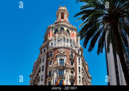 Eines der vielen reich verzierten und schönen Gebäude in Valencia in Spanien Stockfoto