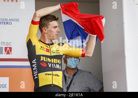 Drenthe, Niederlande. 24.. Juni 2022. EMMEN - der Radsportler Pascal Eenkhoorn gewinnt die Nationalen Radmeisterschaften in Drenthe. ANP BAS CZERWINSKIA Credit: ANP/Alamy Live News Stockfoto