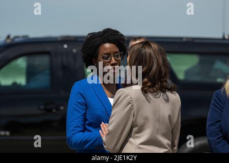 Chicago, USA. 24.. Juni 2022. Vizepräsidentin Kamala Harris spricht am Freitag, den 24. Juni 2022, mit der Kongressabgeordneten Lauren Underwood auf dem städtischen Flughafen Aurora in Aurora, IL. (Foto von Christopher Dilts/Pool/ABACAPRESS.COM) Quelle: Abaca Press/Alamy Live News Stockfoto