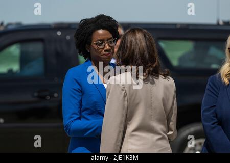 Chicago, USA. 24.. Juni 2022. Vizepräsidentin Kamala Harris spricht am Freitag, den 24. Juni 2022, mit der Kongressabgeordneten Lauren Underwood auf dem städtischen Flughafen Aurora in Aurora, IL. (Foto von Christopher Dilts/Pool/ABACAPRESS.COM) Quelle: Abaca Press/Alamy Live News Stockfoto