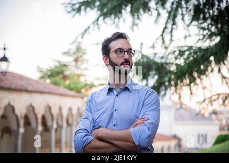 Geschäftsmann mit nach außen gekreuzten Armen, erfolgreiche profitable Person, selbstbewusste Person, Führungskonzept. Stockfoto