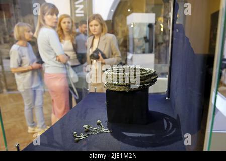 KIEW, UKRAINE - 24. JUNI 2022 - eine Tork aus dem 11.. Jahrhundert und weiblicher Schmuck gehören zur größten Sammlung von Antiquitäten, die seit der ukrainischen Stockfoto