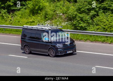 2016 schwarzer VW Volkswagen Transporter 2460cc Diesel-Tagestransporter; unterwegs auf der M61 Motorway, Manchester, UK Stockfoto