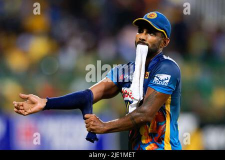 Colombo, Sri Lanka. 24.. Juni 2022. Sri Lankas Chamika Karunaratne während des ODI-Cricket-Spiels 5. zwischen Sri Lanka und Australien am 24.. Juni 2022 im R. Premadasa International Cricket Stadium in Colombo. Viraj Kothalwala/Alamy Live News Stockfoto