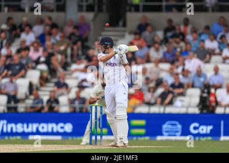 Leeds, Großbritannien. 24.. Juni 2022. Jamie Overton aus England trifft eine weitere Grenze, vier in Leeds, Großbritannien am 6/24/2022. (Foto von Mark Cosgrove/News Images/Sipa USA) Quelle: SIPA USA/Alamy Live News Stockfoto