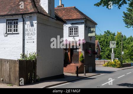 The Bulls Head Pub in West Clandon Village, Surrey, England, Großbritannien Stockfoto