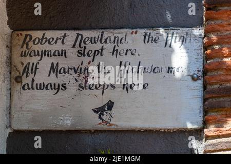 The Bulls Head Pub in West Clandon Village, Surrey, England, Großbritannien. Schild mit der Angabe Robert Newland, der Wegelagerer, schlief hier. Stockfoto