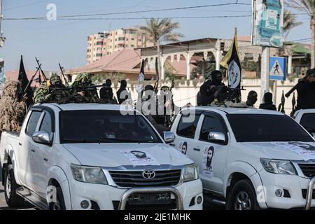 Al Shati, Palästinensische Gebiete. 24.. Juni 2022. Mitglieder der Saraya al-Quds Brigaden, des bewaffneten Flügels der Bewegung des Islamischen Dschihad in Palästina, nehmen an einer Militärparade Teil. Kredit: Mohammed Talatene/dpa/Alamy Live Nachrichten Stockfoto