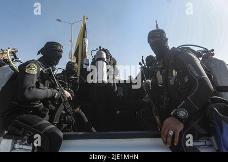 Al Shati, Palästinensische Gebiete. 24.. Juni 2022. Mitglieder der Saraya al-Quds Brigaden, des bewaffneten Flügels der Bewegung des Islamischen Dschihad in Palästina, nehmen an einer Militärparade Teil. Kredit: Mohammed Talatene/dpa/Alamy Live Nachrichten Stockfoto